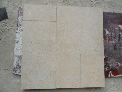 Adoquín de piso con patrón francés tipo clásico europeo piedra caliza beige afinada o abujardada